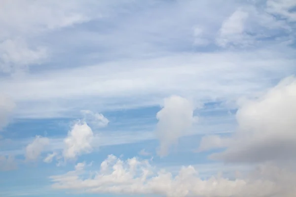 Nubes en el cielo azul —  Fotos de Stock