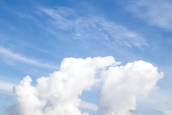 Blauwe lucht met wolken — Stockfoto