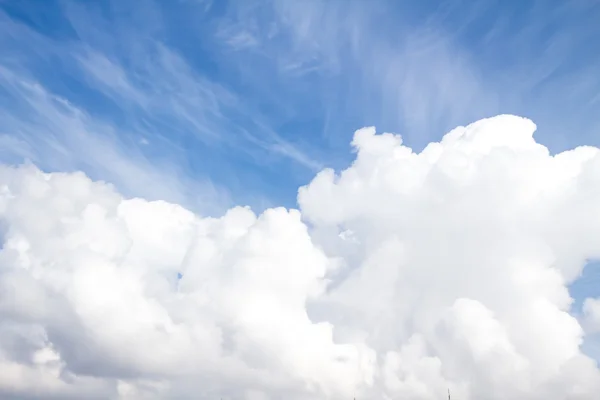 Blauwe lucht met wolken — Stockfoto