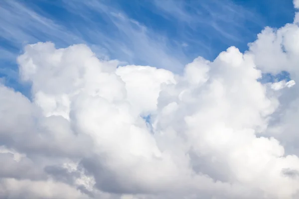 Blauwe lucht met wolken — Stockfoto