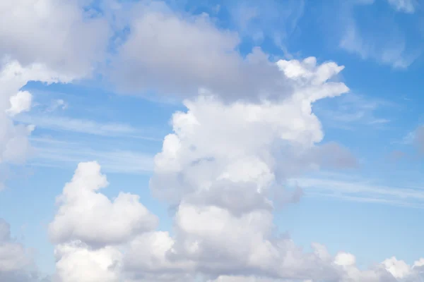 Blauwe lucht met wolken — Stockfoto