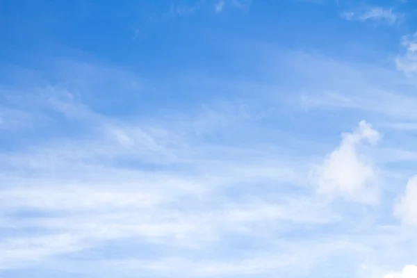 Céu azul com nuvens — Fotografia de Stock