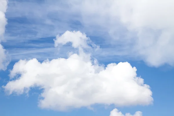 Blauwe lucht met wolken — Stockfoto