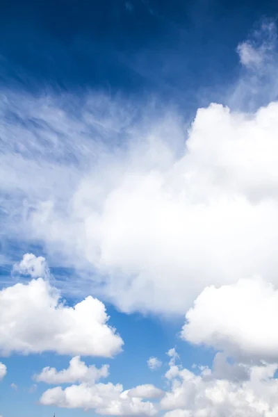 雲と青い空 — ストック写真