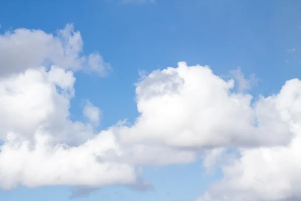 Blauwe lucht met wolken — Stockfoto