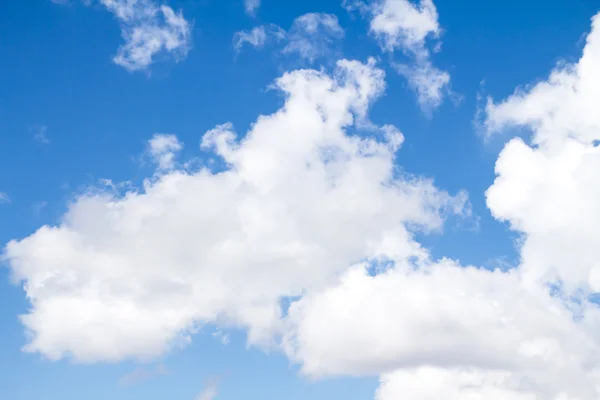 Blauwe lucht met wolken — Stockfoto