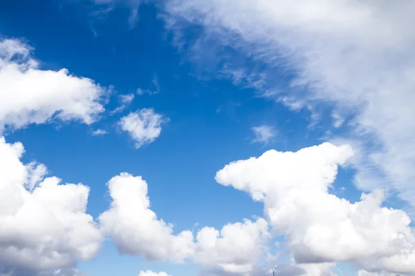 Blå himmel med moln — Stockfoto