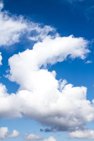 Blauwe lucht met wolken — Stockfoto