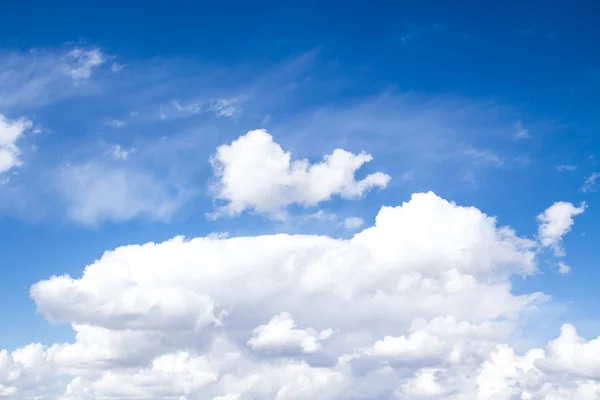 Blauwe lucht met wolken — Stockfoto