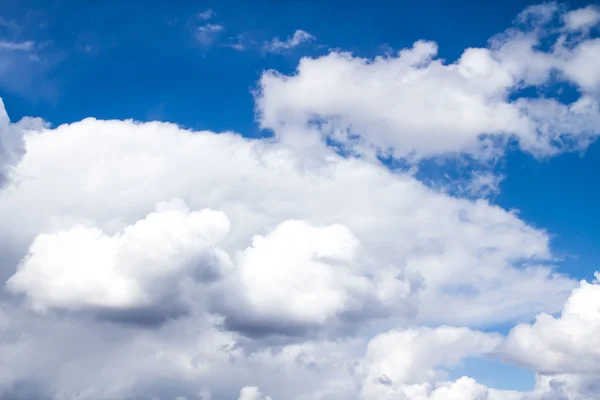 Nuages dans le ciel bleu — Photo