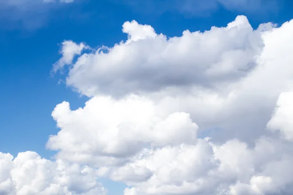 Moln i den blå himlen — Stockfoto