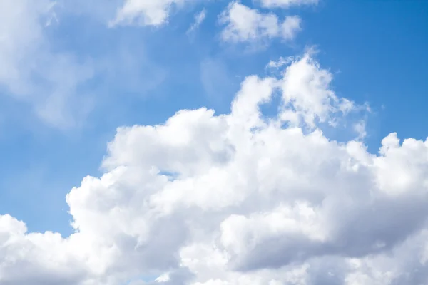 Moln i den blå himlen — Stockfoto