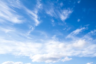 Mavi gökyüzündeki bulutlar
