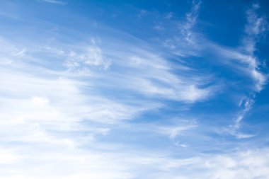 Mavi gökyüzündeki bulutlar