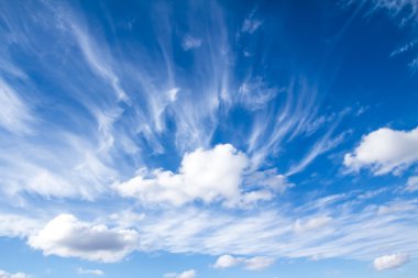 Mavi gökyüzündeki bulutlar