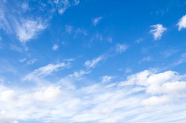 Mavi gökyüzündeki bulutlar