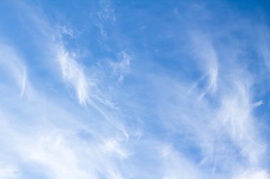 Mavi gökyüzündeki bulutlar