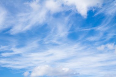 Mavi gökyüzündeki bulutlar