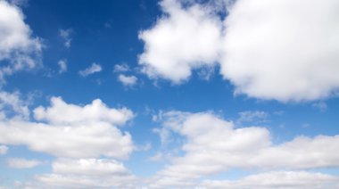 Mavi gökyüzünde kabarık bulutlar