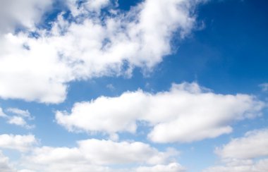 Mavi gökyüzünde kabarık bulutlar