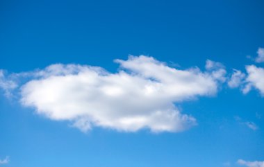 Mavi gökyüzünde kabarık bulutlar