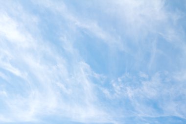 Bulutlar ve mavi gökyüzü