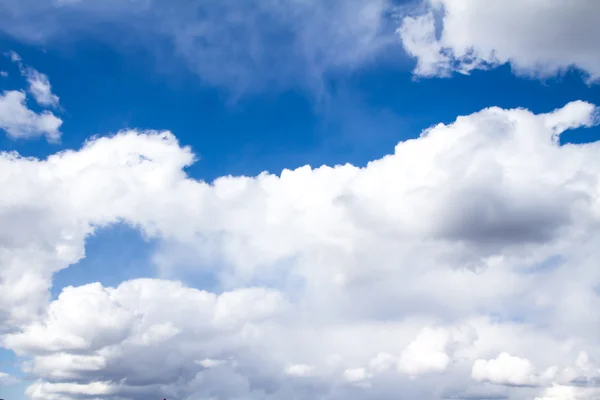 Nubes en el cielo azul —  Fotos de Stock