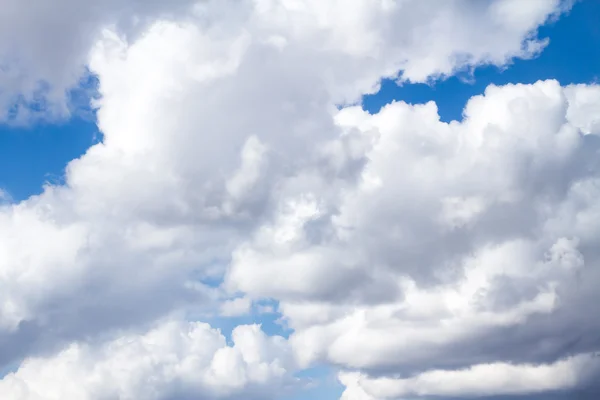 Wolken in de blauwe lucht — Stockfoto