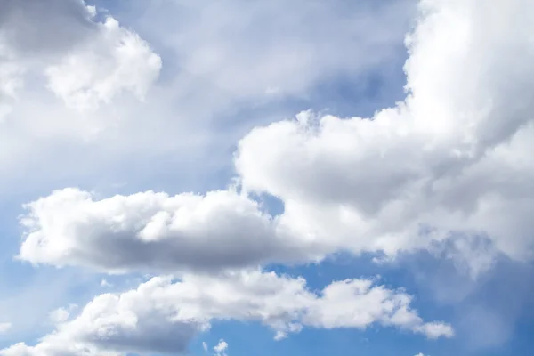 Wolken in de blauwe lucht — Stockfoto