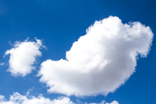 облака в голубом небе