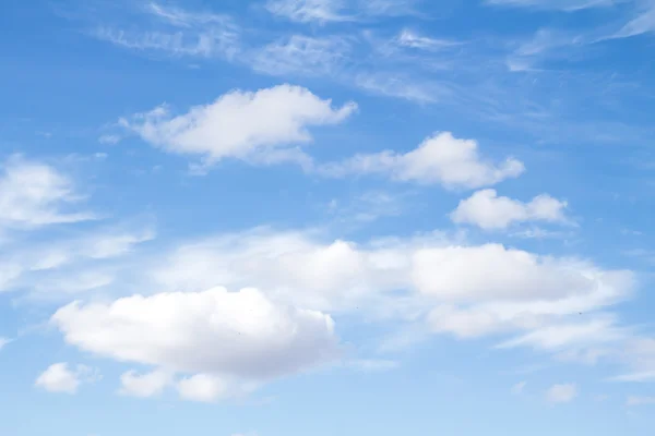 Nubes en el cielo azul —  Fotos de Stock