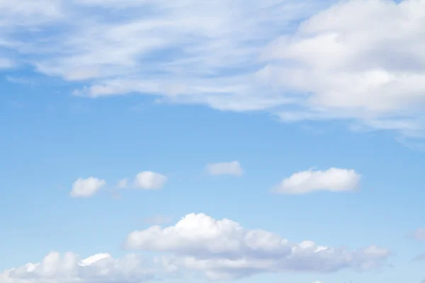 Nuages dans le ciel bleu — Photo