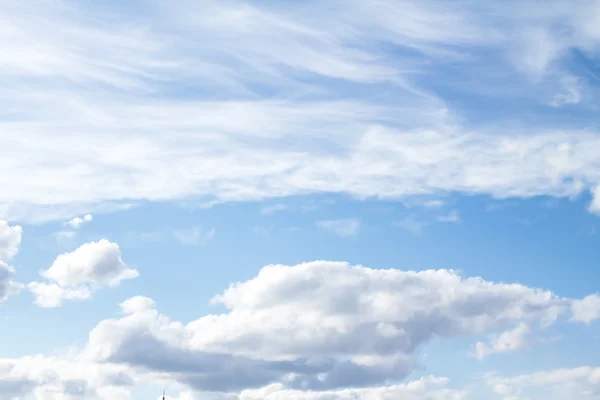 Nuvens no céu azul — Fotografia de Stock