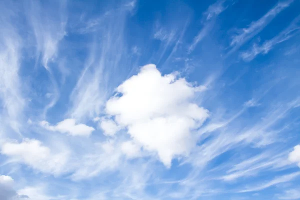 青い空の雲 — ストック写真