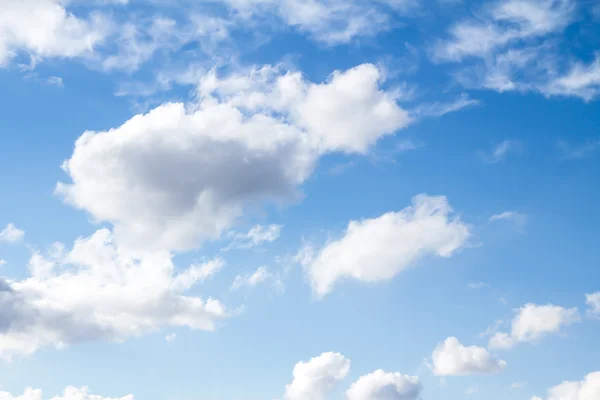 Wolken in de blauwe lucht — Stockfoto