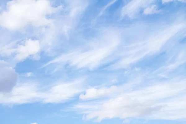 Nuvens no céu azul — Fotografia de Stock