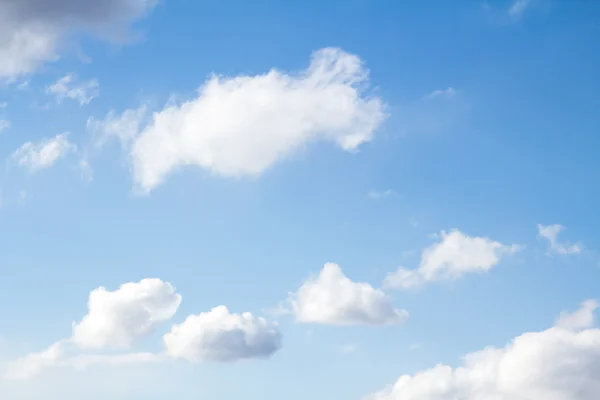 Wolken in de blauwe lucht — Stockfoto