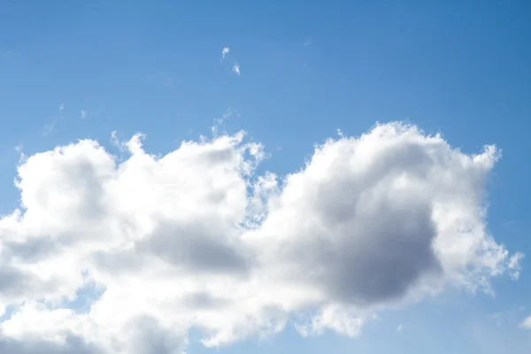 Moln i den blå himlen — Stockfoto