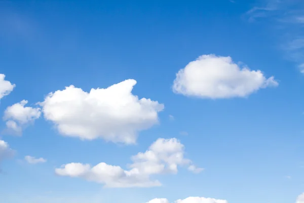 Nuages dans le ciel bleu — Photo