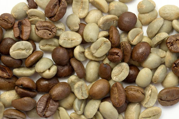 Zelená a pražená kávová zrna — Stock fotografie