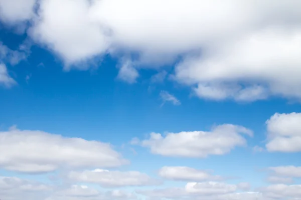 Mraky na modré obloze — Stock fotografie