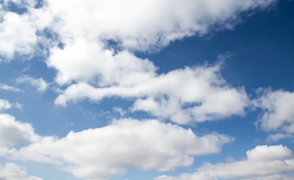 Nuvens fofas no céu azul — Fotografia de Stock