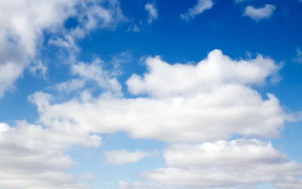 Nuvens fofas no céu azul — Fotografia de Stock