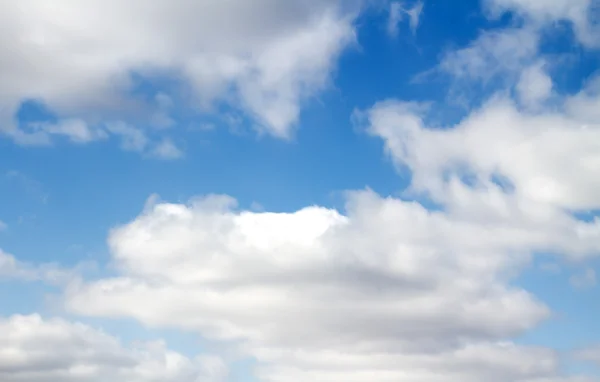 Nuvens fofas no céu azul — Fotografia de Stock