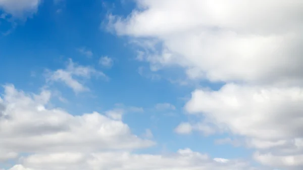 Nubes esponjosas en el cielo azul —  Fotos de Stock