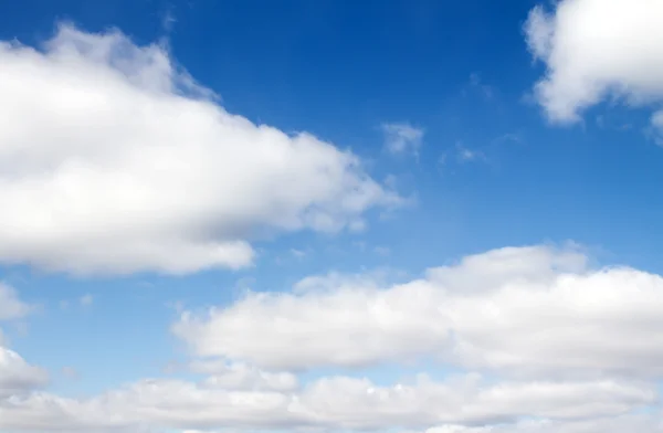 Fluffy clouds in the blue sky — Stock Photo, Image