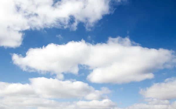 Nuvens fofas no céu azul — Fotografia de Stock