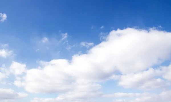 Pluizige wolken in de blauwe lucht — Stockfoto