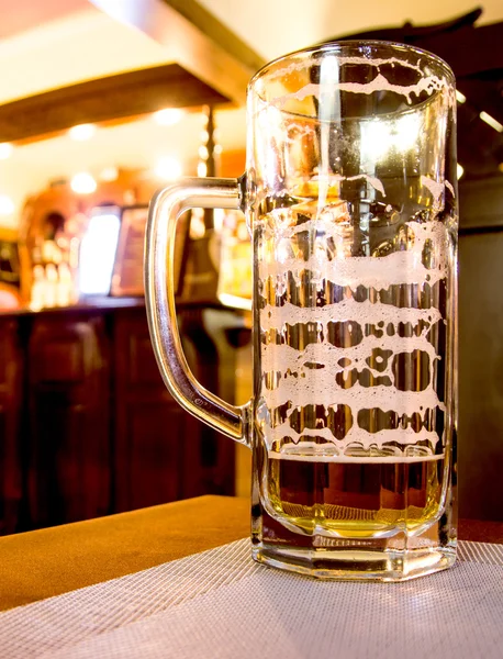 Öl i ett glas på bordet — Stockfoto