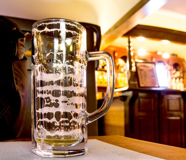 Cerveza en un vaso en la mesa — Foto de Stock